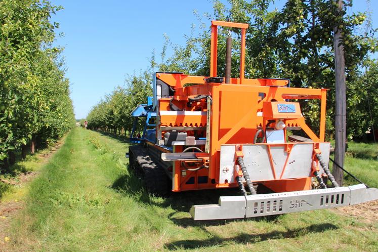 Le robot peut-être équipé d'un outil à l'avant et à l'arrière.