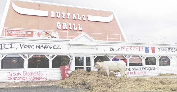 En Haute-Saône et dans le Doubs, les FDSEA et JA ont protesté contre le Mercosur en ciblant un Buffalo Grill pour son absence de viande locale.