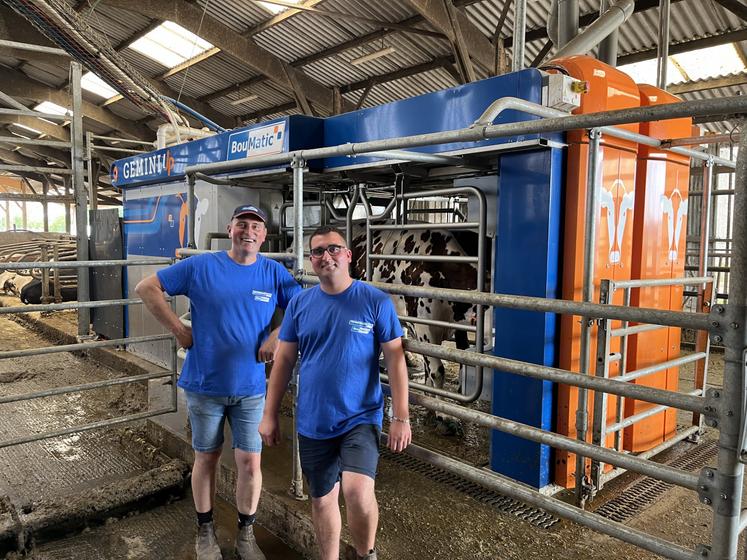En mai 2024, Jérôme Bourgault et Louis Desguée ont installé leur robot double stalle Gemini'Up pour leurs 65 vaches laitières.