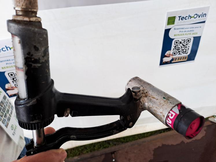 Premier prix : une patte métallique fixée sur le pistolet.