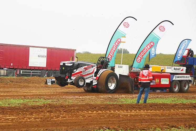 Le Belge Niels de Hoef a remporté la catégorie des Limited Superstock du Tractor Pulling grâce à son "Froggy".