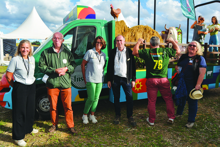 Le camion du Tour de France 2025 de la FNSEA s’est arrêté sur le stand de la FNSEA 76.