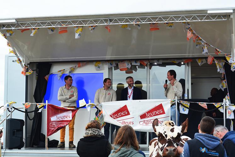 Remise des prix par Jean Puech Pays d’Alissac, président du Copil, Jérôme Malandain, président de JA 76, Quentin Le Guillous, secrétaire général de JA national, et Antoine Quibeuf, responsable du pôle animal.