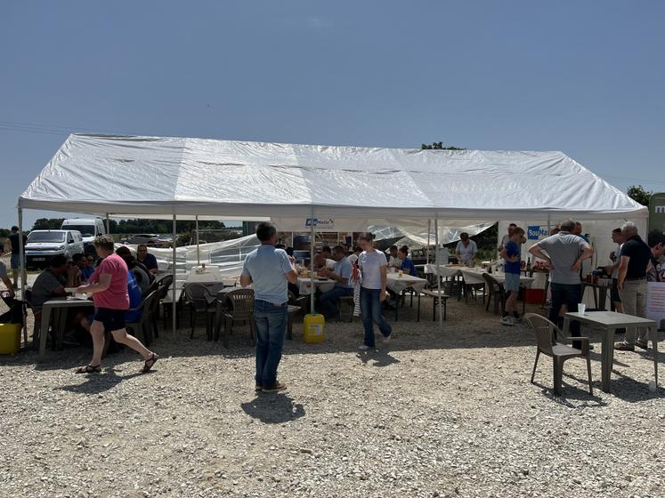 La porte ouverte au Gaec d'Augerons a attiré de nombreux visiteurs.