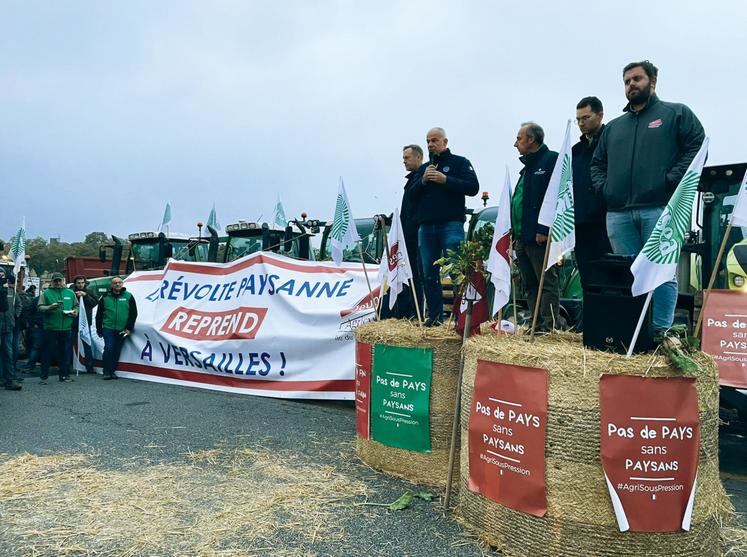 Le président de la FNSEA, Arnaud Rousseau, a soutenu ses collègues des Yvelines lors d'une action matinale devant le château de Versailles.