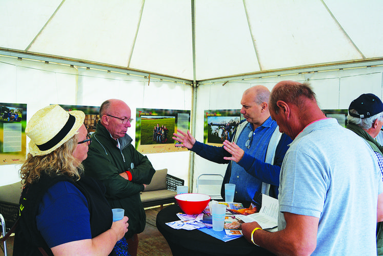 David Cormand, député européen, Arnold Puech Pays d’Alissac, président de l’Oma, Sylviane Lefez et Daniel Couckuyt, élus FNSEA 76.