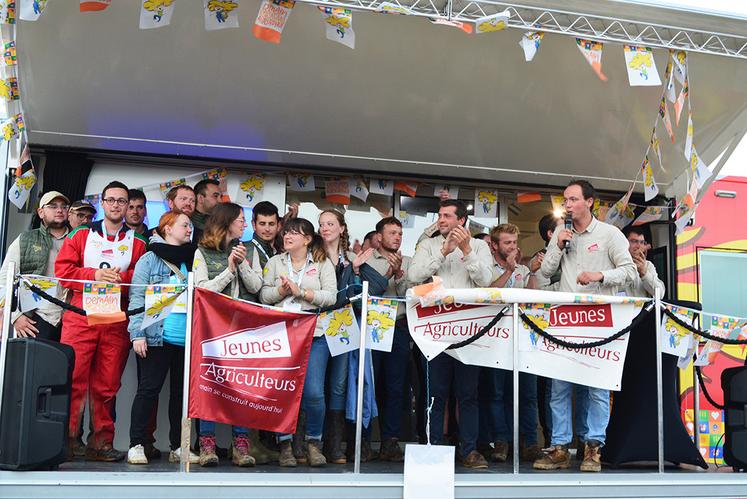 Discours de clôture. Jean Puech Pays d’Alissac et Jérôme Malandain remercient chaleureusement et avec émotion l’ensemble des participants, des partenaires et bénévoles sans qui l’aventure n’aurait pas été possible.