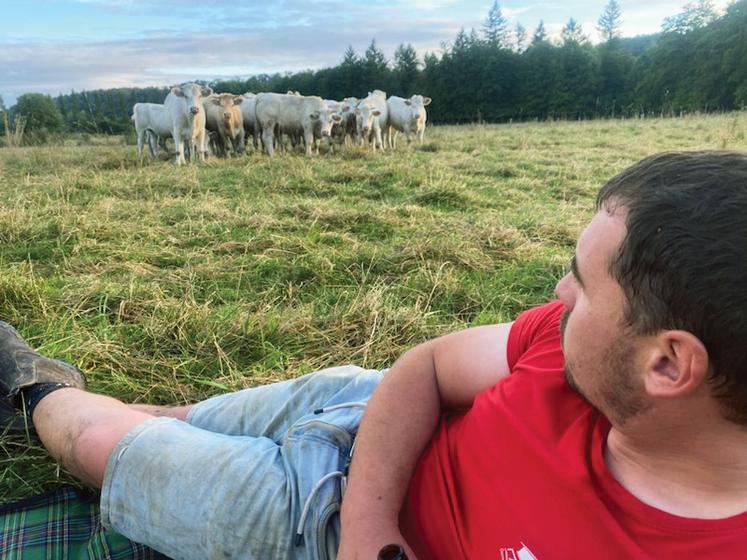 Nicolas Dujardin veille sur son troupeau en toute décontraction !