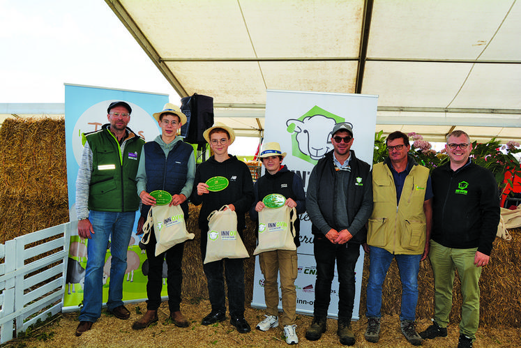 Les trois vainqueurs des Ovinpiades découvertes entourés des trois membres du jury et de l’animateur de cette édition.