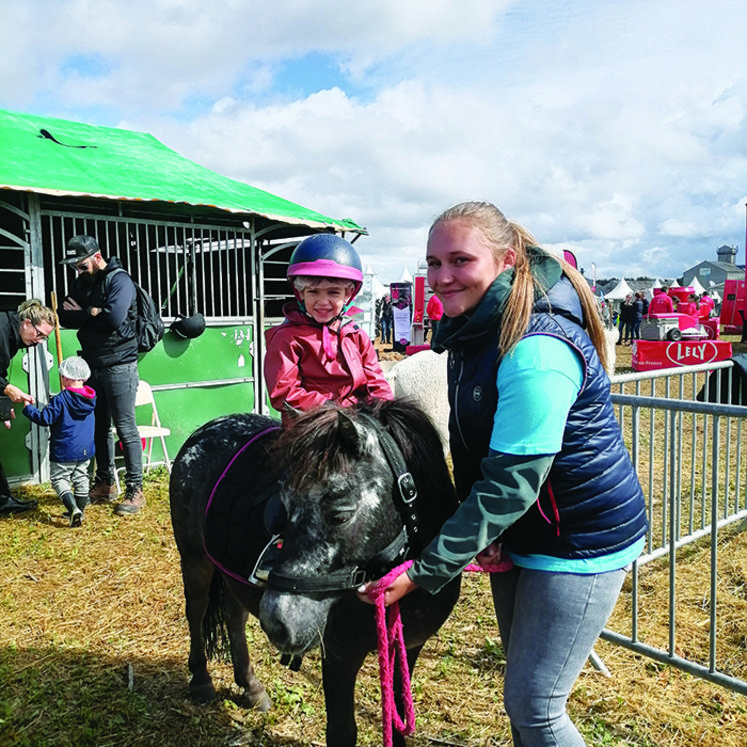 Baptême de poney. Une future éleveuse ?