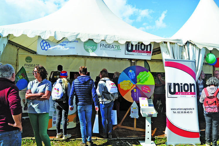 Forte affluence sur le stand conjoint de la FNSEA 76, l’AS 76 et l’Union agricole.