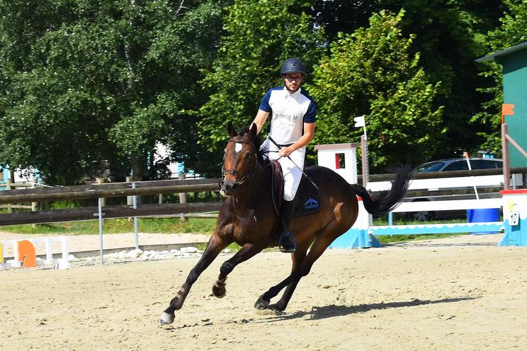 Teddy Prud’homme élève une vingtaine de chevaux sur une ancienne ferme qu’il rénove. Le jeune homme pratique l’équitation depuis de nombreuses années.