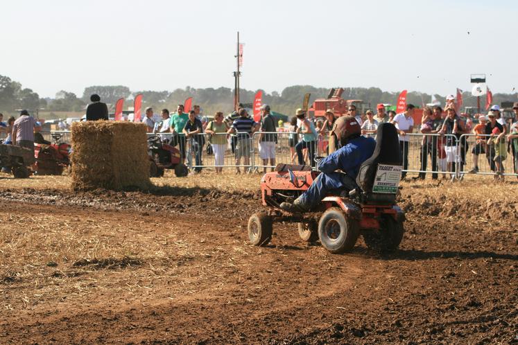 Gare à votre gazon, le garden cross arrive avec une vingtaine de tracteurs-tondeuses en piste. Les concurrents vont venir là aussi de toute la France.