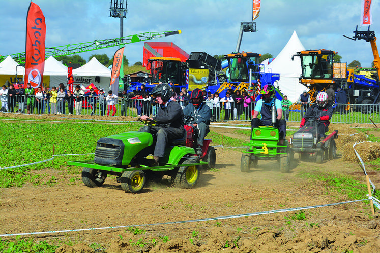 Une nouveauté, un concours  de garden cross (tracteurs tondeuses), avec une quinzaine de participants sur la ligne  de départ.