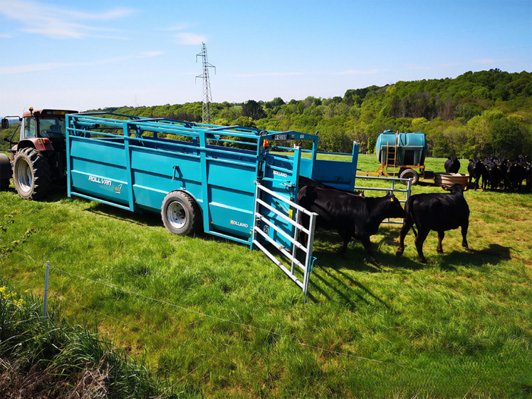 Plébiscité par les clients le surbaisseur simplifie le chargement. Il est désormais couplé à un système de suspension dynamique qui améliore le confort de conduite.