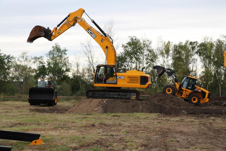 Un espace de démonstrations permettait aux clients d'essayer les engins, à l'image de cette pelle à chenilles de 37 tonnes. 