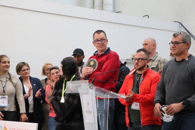 Le chef cuisinier Nicolas Lefèvre, en poste au collège Pablo Picasso de Saint-Étienne-du-Rouvray, a décroché la médaille d'or pour son médaillon de porc façon alouette, accompagné de petits légumes.