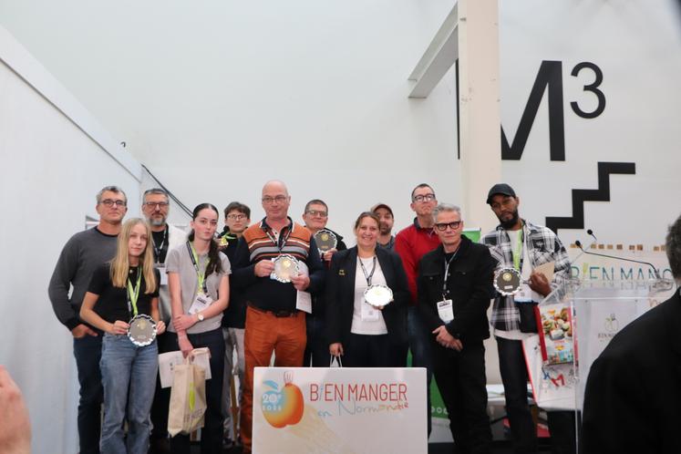 "Les chefs ont plaisir à faire des concours, à se retrouver. BMN, c'est aussi une journée où l'on échange, l'on partage sur son quotidien. Ils ont l'amour du fait maison et de la valorisation des produits locaux. C'est un moyen pour eux de l'exprimer auprès de leurs employeurs. Grâce à BMN, ils font savoir ce qu'ils font au quotidien", constate Sarah Lesnard des Chambres. Chaque participant s'est vu remettre un livre dans lequel figurent toutes les créations produites lors du concours 2025. Un b...