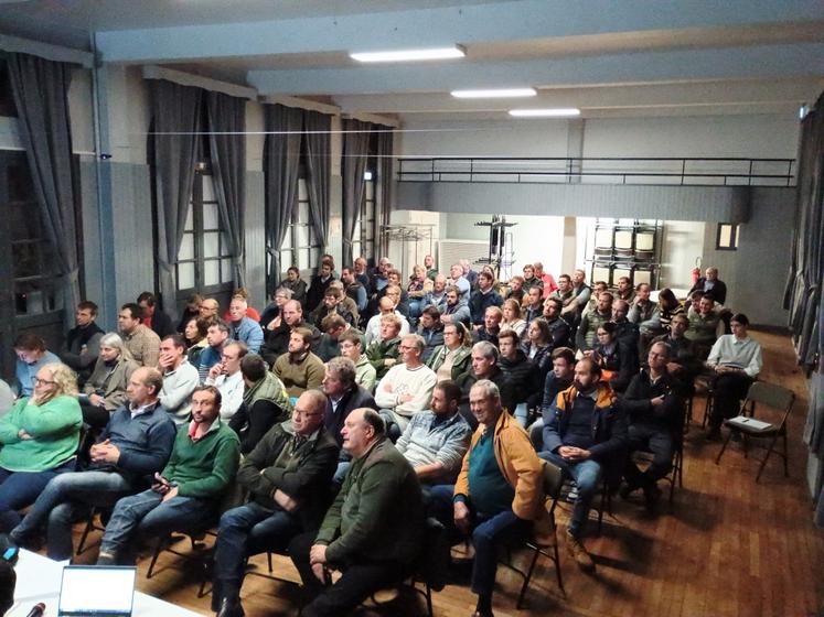 À l'initiative de la FNSEA 76 et de JA 76, plus d'une centaine de personnes se sont massées dans la salle de la mairie de Tôtes, jeudi 23 octobre, pour en savoir plus sur la situation sanitaire.