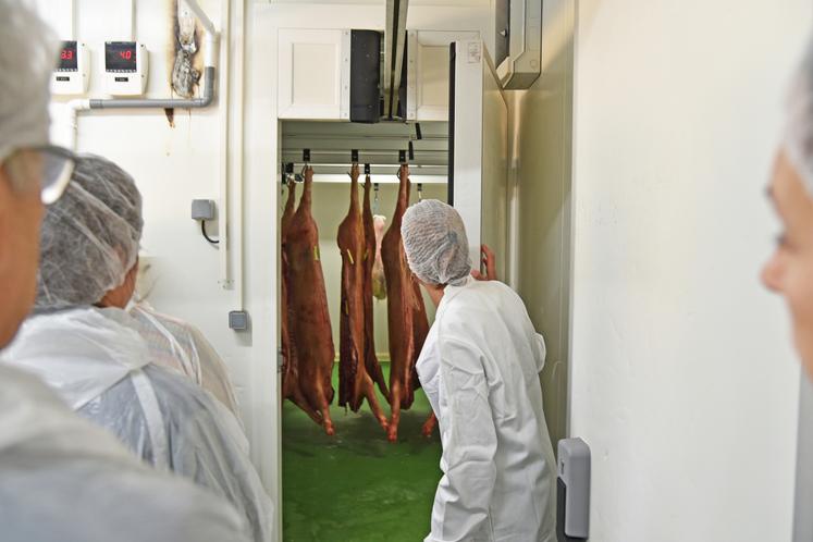 Plusieurs chambres froides permettent de stocker la viande avant la découpe.