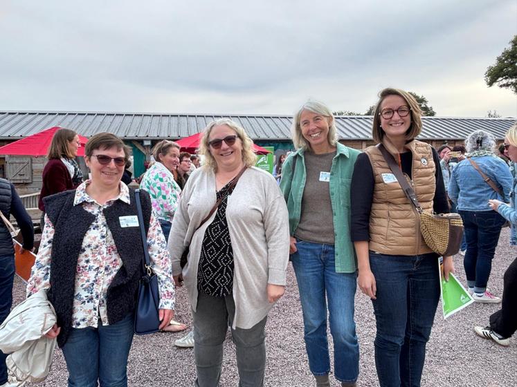 "Nous ne sommes pas juste les femmes de", clament en chœur les participantes du jour. Ici des membres des Agricultur'elles de Seine-Maritime, qui ont fait le déplacement tout spécialement. Des ateliers ont été proposés l'après-midi pour compléter les échanges du matin.
