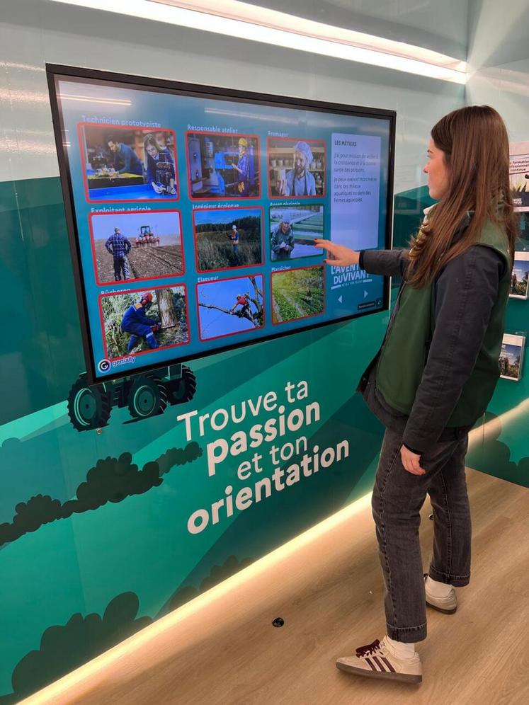 Des écrans interactifs pour trouver son orientation.