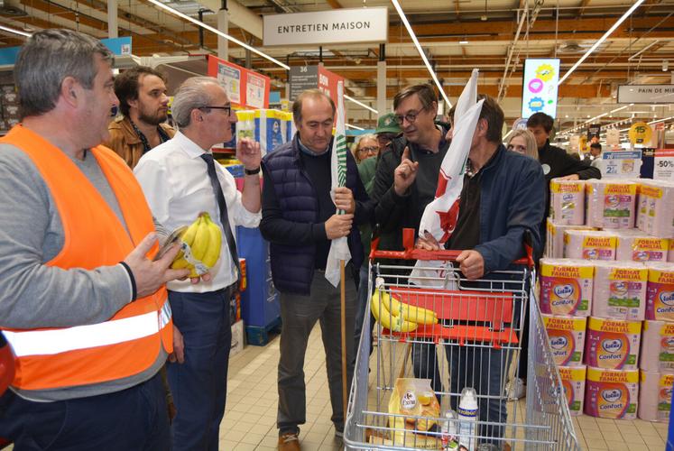 Échanges entre le directeur de la GMS, Bruno Ledru et Sébastien Windsor, président de la Can, venu tout spécialement soutenir l'action de communication.