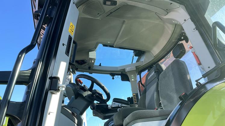 Les séries Arion et Axion de Claas adoptent un toit dont le côté droit est vitré.