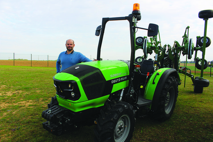 Henri Taveau, concessionnaire Deutz-Fahr dans l’Oise, présente le 5080 DF, tracteur arceaux de 80 chevaux qui a toute sa place dans la cour des fermes.