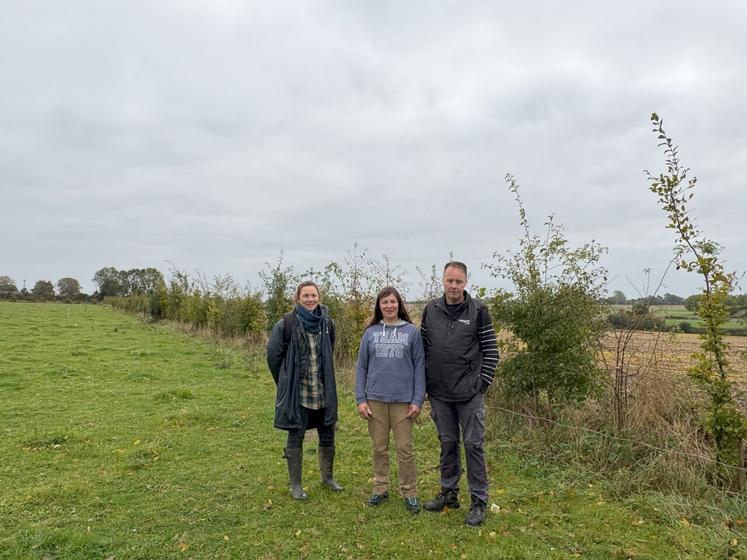 Camille Gougeard (à gauche) du SBV de l'Arques est en charge du montage des dossiers  de demande d'aide à la plantation de haies. Stéphanie Boudard, éleveuse laitière à Maucomble a bénéficié du programme d'accompagnement technique et financier, ce qui lui a permis de planter 2,7 km de haies sur son exploitation
