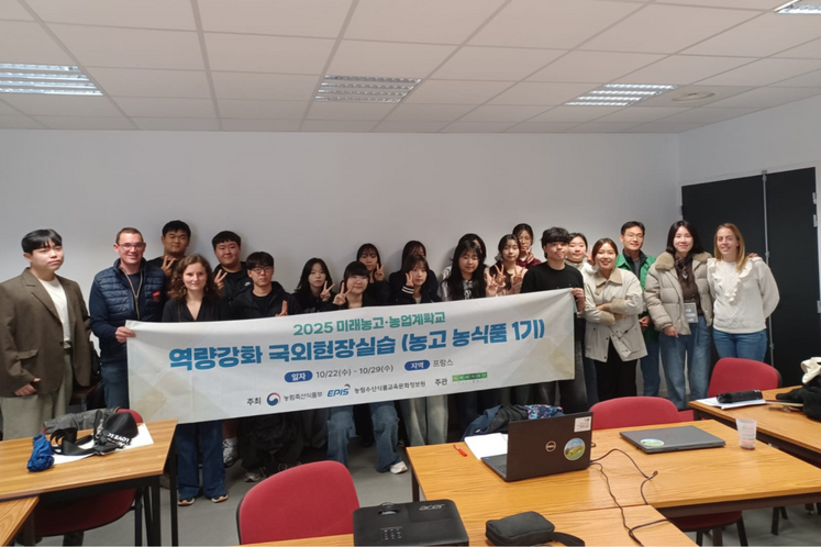 Photo souvenir de la rencontre puis dégustation d'un verre de jus de pomme.