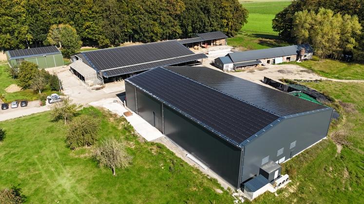 Visite de l'exploitation de Régis Guillemard qui s'est rapproché du Crédit Agricole Energies pour monter son projet de centrale photovoltaïque. 