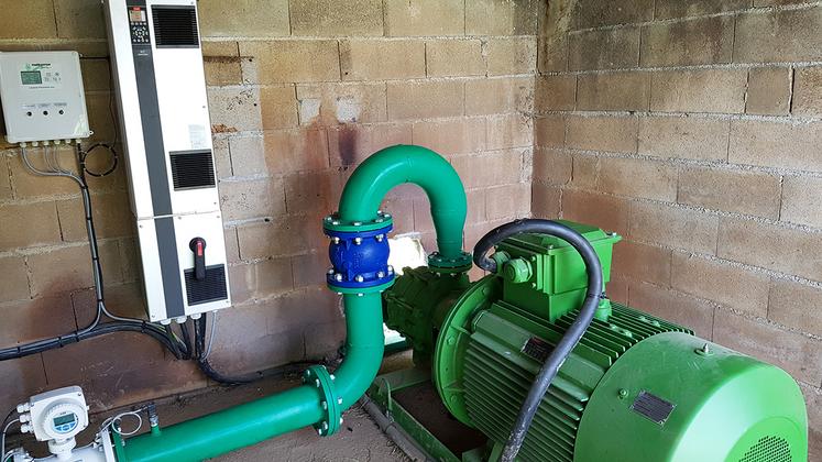 Selon Arvalis, dans le cas d’un pompage de surface, la consommation électrique va de 0,6 à 1 kWh/m3 pour un enrouleur, tandis qu’un pivot ou une couverture intégrale se situe plutôt aux alentours de 0,4 kWh/m3.