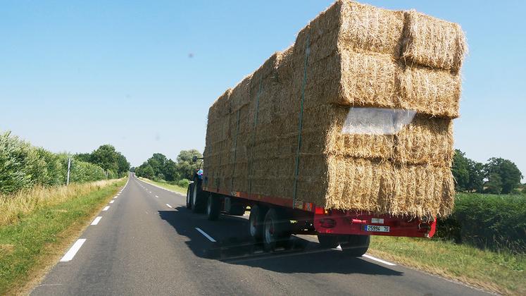 Les ensembles agricoles mesurant jusqu’à 22 m de long peuvent circuler à condition de disposer d’au minimum un gyrophare visible tous azimuts et de catadioptres latéraux, et ceux allant jusqu’à 25 m se doivent d’être précédés d’un véhicule d’accompagnement avec un panneau convoi agricole.