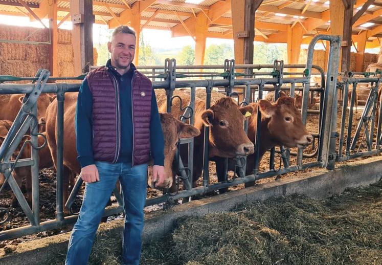 Jean-Charles Henriet, éleveur, est dirigeant de la SCEA du Colombier à Fry. Dans le détail, il est naisseur de vaches allaitantes de race limousine, 100 % en monte naturelle, avec des vêlages fin août-septembre. Sa SAU est de 200 ha, dont 50 ha de prairies permanentes.