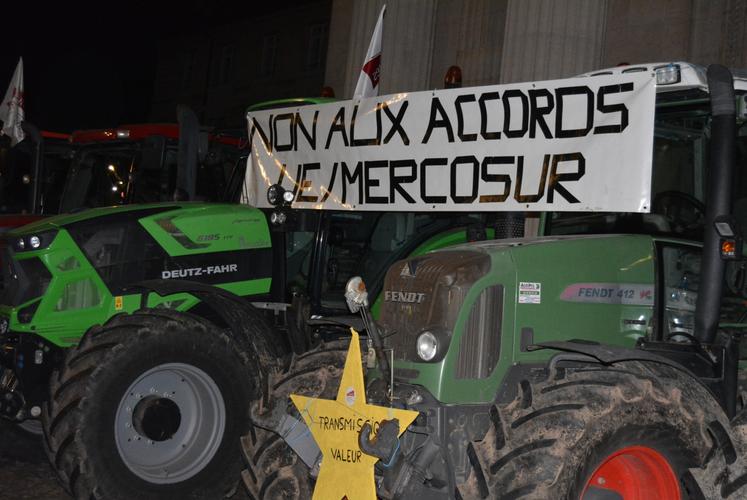 L'Europe, vivement décriée. " L'Europe nous taxe et, dans le même temps, importe massivement une alimentation que nous ne nous voudrions pas produire chez nous. C'est une véritable provocation pour les agriculteurs et une tromperie pour le consommateur ", a souligné Jérôme Malandain, président des JA 76.
