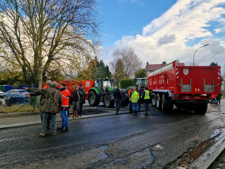 Échange entre les agriculteurs, les conducteurs de travaux et la municipalité sur la nécessité de prendre en compte la circulation des engins agricoles.