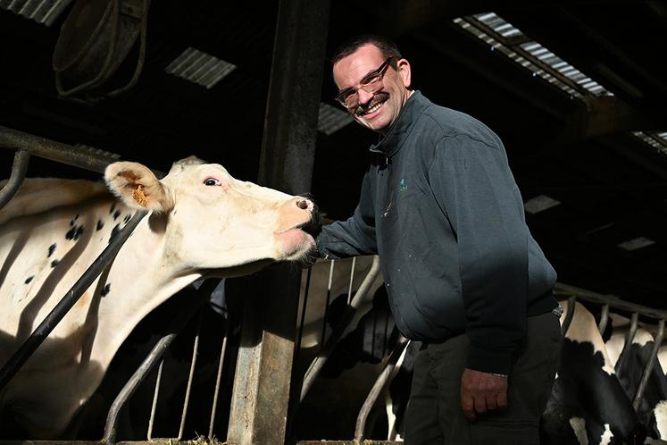 L’élevage de Bertrand Delenclos et de son associé Nicolas Dalmard compte 125 vaches de race prim’holstein. En parallèle de l’élevage, ils cultivent 215 hectares qui leur permettent d’assurer 85 à 90 % de la ration de leurs vaches.
