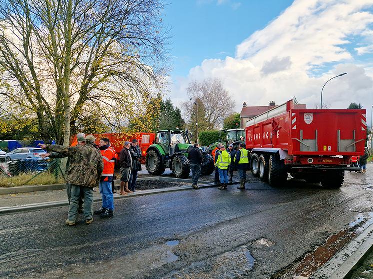 Déplacement sur le terrain pour confronter les aménagements routiers aux gabarits des engins agricoles.