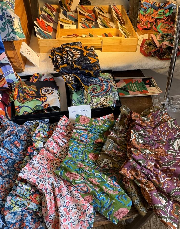 Elle fabrique également un grand choix de petits accessoires de tête uniques : bandeaux, serre-têtes, barrettes...