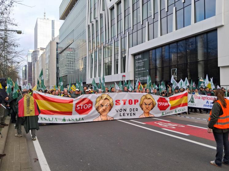 Ursula von der Leyen, cible principale de la manifestation agricole qui se s'est tenue le 18 décembre à Bruxelles.