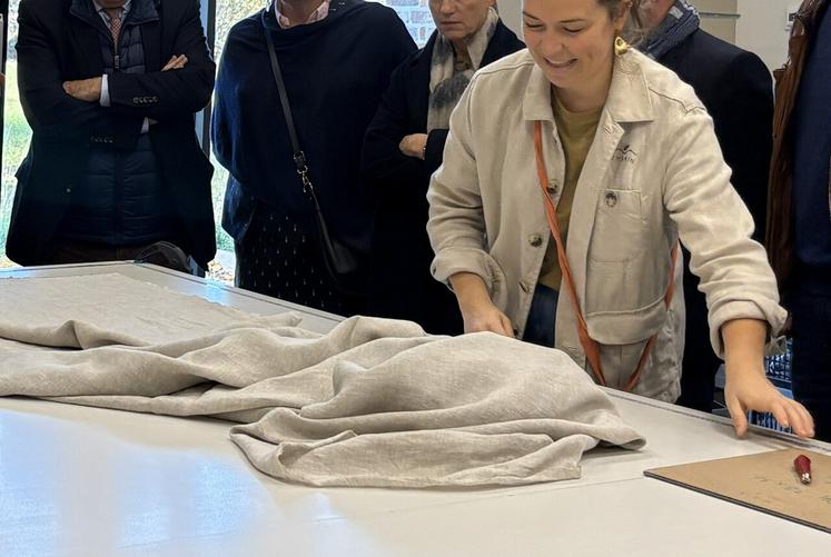 La confection est réalisée dans l'atelier installé à la ferme où cinq couturières ont été embauchées pour répondre aux 5 000 commandes annuelles.