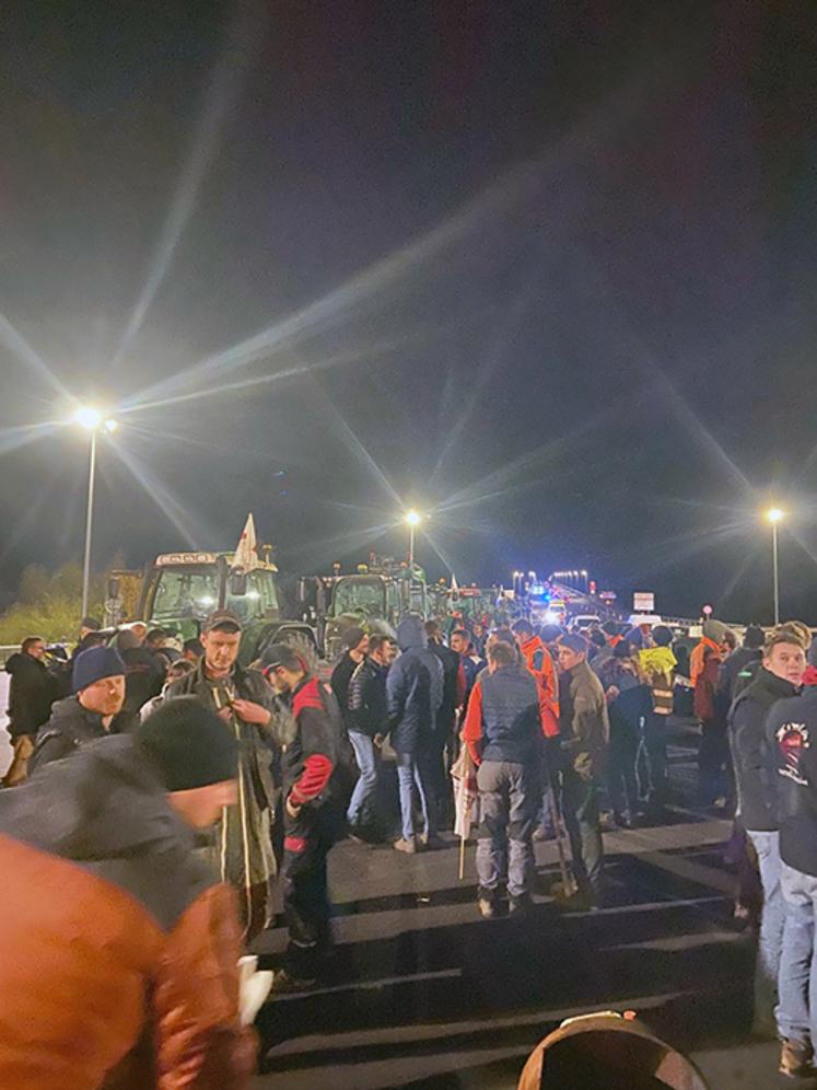 Barrage symbolique de la Seine, pour dire non aux importations du Mercosur.