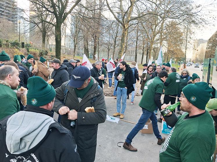 Petite pause casse-croûte des Seino­marins avant de battre le pavé. La journée va être longue.