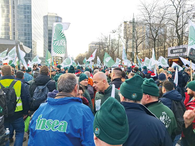 Arnaud Rousseau, président de la FNSEA : « JA et FNSEA, ensemble, portent une ambition pour l'agriculture (...) À Bruxelles, on a perdu le sens des réalités (...) Nous sommes là pour continuer à nourrir les Européens (...) S'il le faut, nous reviendrons (...) parce qu'il n'est pas question d'abdiquer (...) Sans agriculture, il n'y aura pas d'environnement, pas de paysage, pas d'énergie. Et nous, là où nous sommes, nos entreprises ne sont pas délocalisables ».