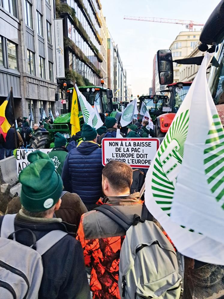 Tout le long du parcours des slogans sur les raisons de la colère : Mercosur, Macf et budget de la prochaine Pac.