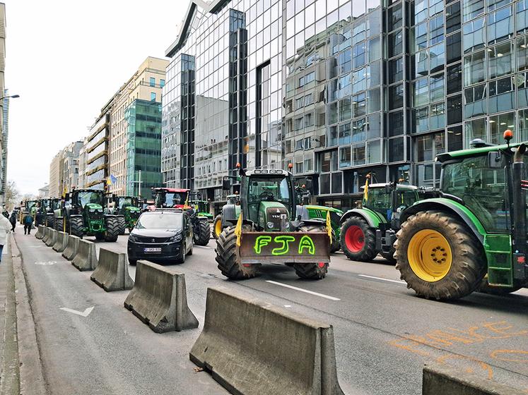 Près de 1 000 tracteurs ont fait le déplacement.
