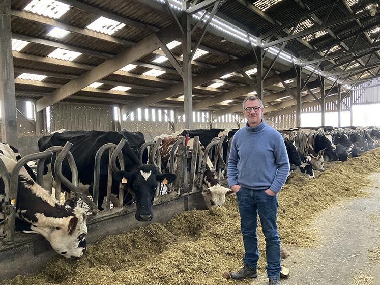 Les vaches laitières sont nourries avec de l’herbe et des graines de lin. « Nous sommes Bleu Blanc Cœur depuis une vingtaine d’années ».