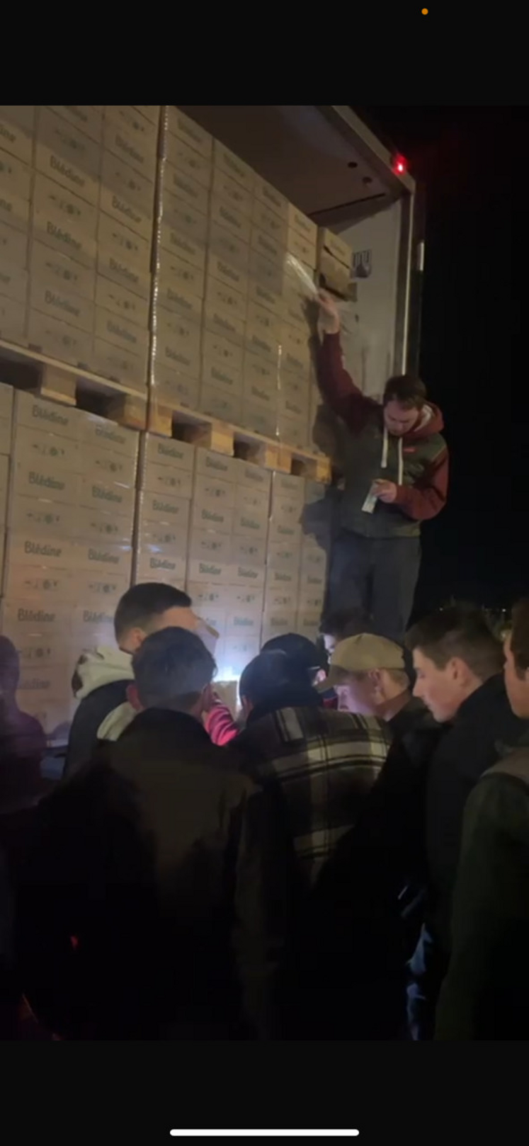 Ouverture de camion pour vérifier la provenance des produits.