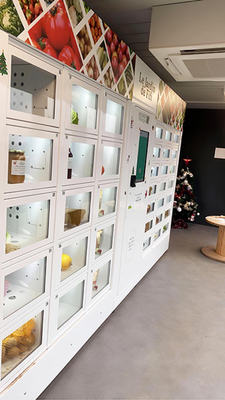 Situé à proximité de l’exploitation, le distributeur de 51 casiers est réapprovisionné plusieurs fois par jour.